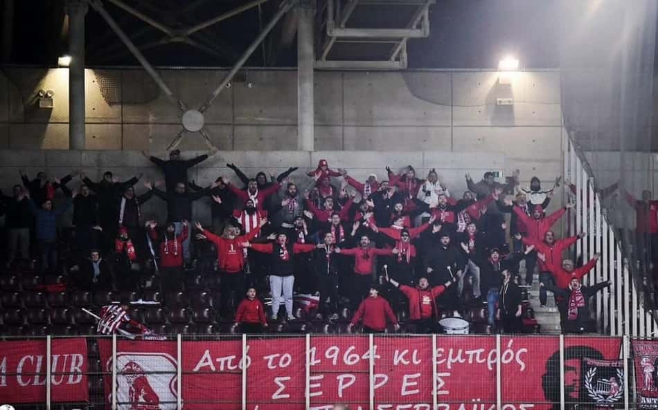 Torcida do Panserraikos da Grécia. (Foto: Reprodução)