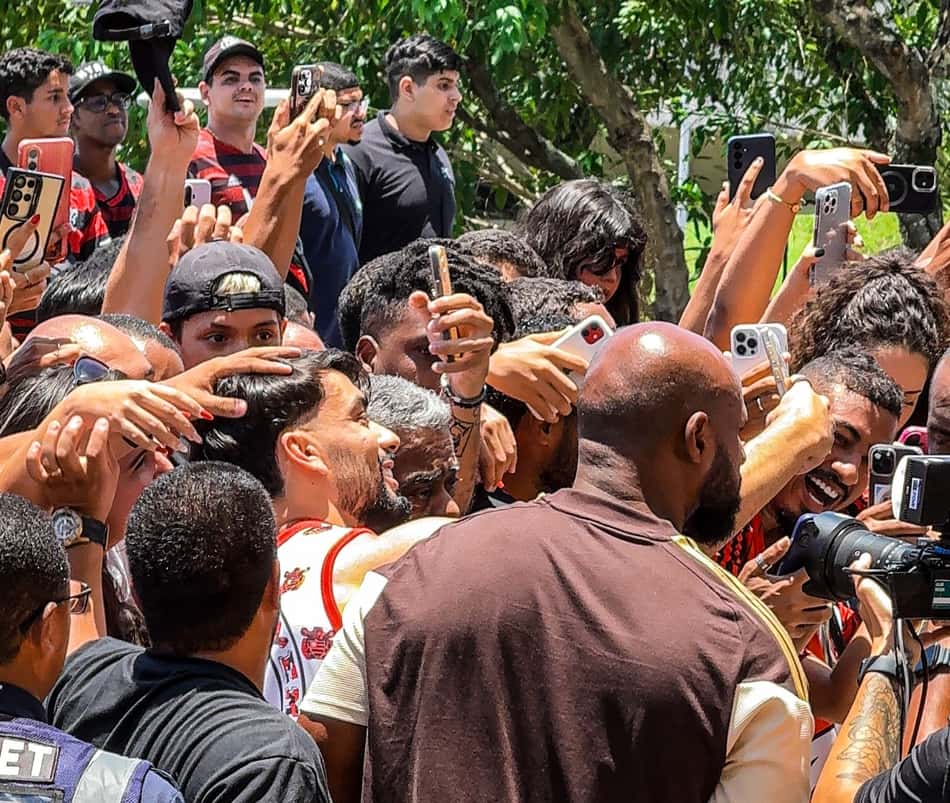 Paquetá tirando fotos com os torcedores do Flamengo no aeroporto (Foto: Lucas Bayer/Lance!)