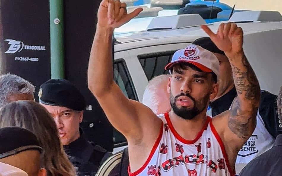 Paquetá com camisa e boné da Torcida Jovem, organizada do Flamengo (Foto: Lucas Bayer/Lance!)