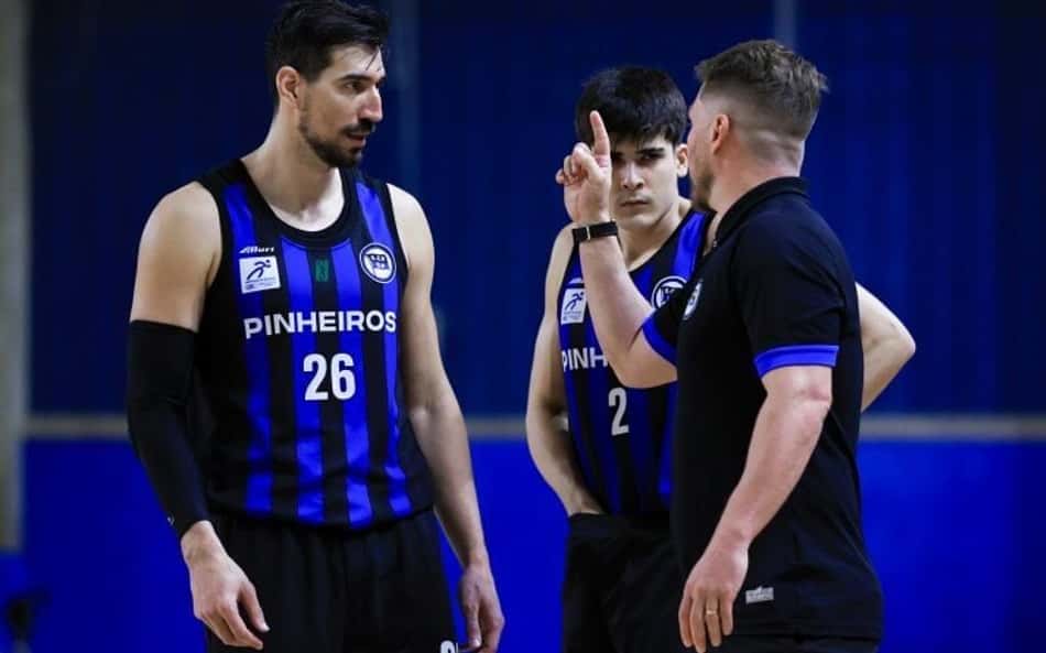 Com o apoio da torcida, Pinheiros derruba Franca e vai à final da Copa Super 8