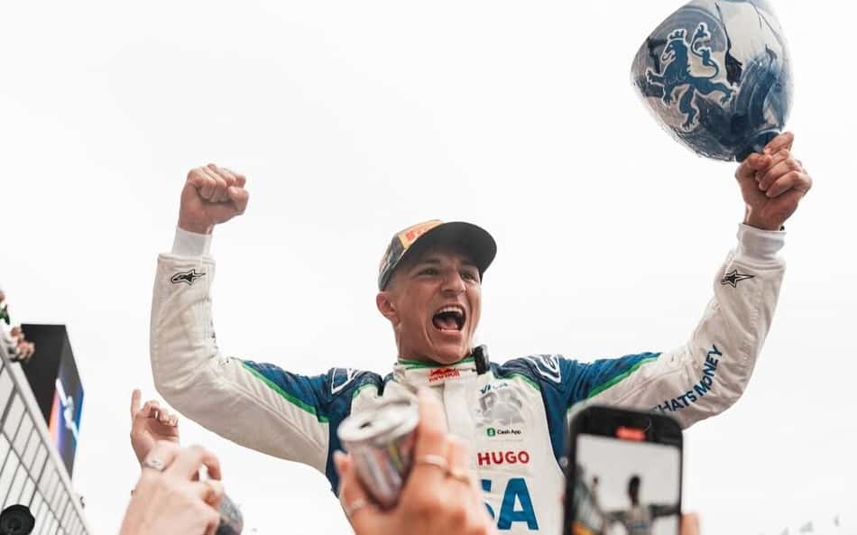 Novato da F1 conta experiência inusitada após pódio: 'Cheira muito mal'