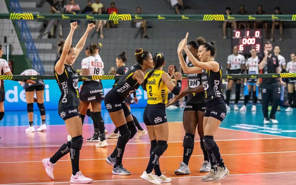 Em jogo equilibrado, Praia Clube bate Sesi Bauru e avança Copa Brasil de vôlei