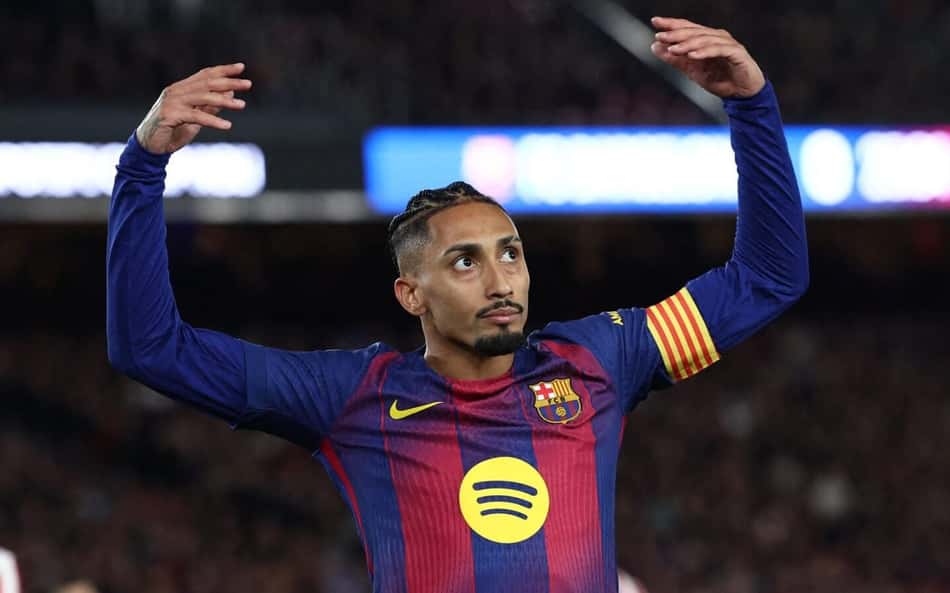 Raphinha comemora vitória em La Liga (Foto: Josep LAGO / AFP)