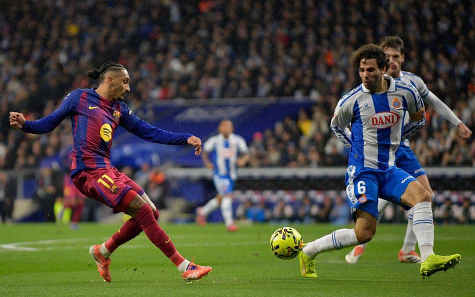 Espanyol é multado após torcida lançar garrafas em jogador do Barcelona