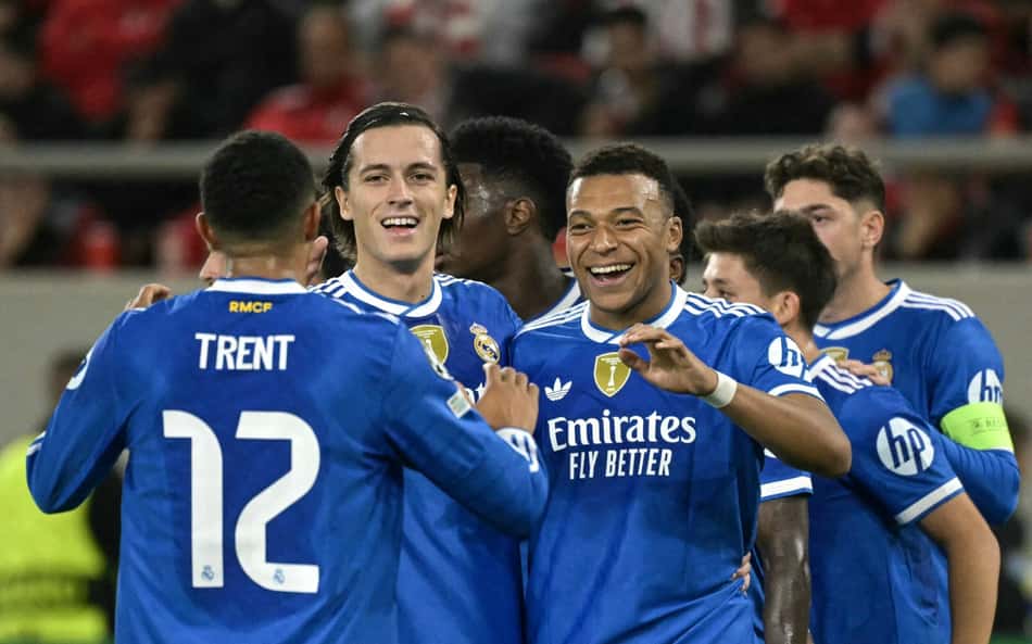 Time do Real Madrid comemora gol de Mbappé diante do Olympiacos (Foto: Angelos Tzortzinis / AFP)