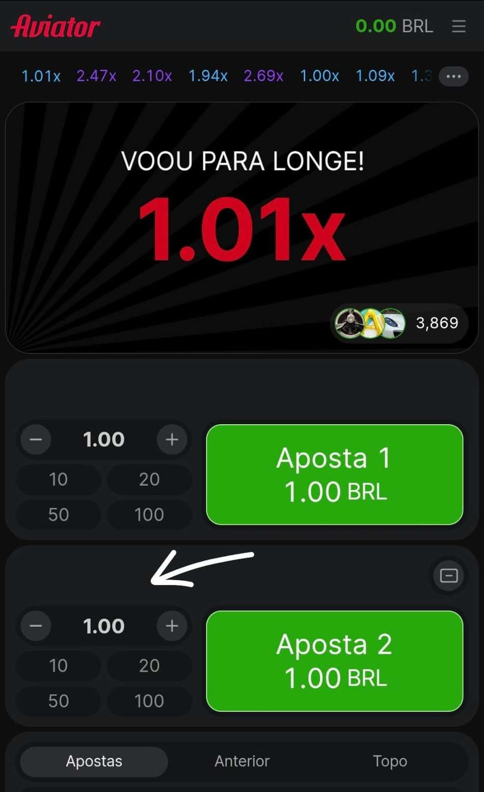 Captura de tela do Aviator na KTO com botões de apostas duplas e automáticas.