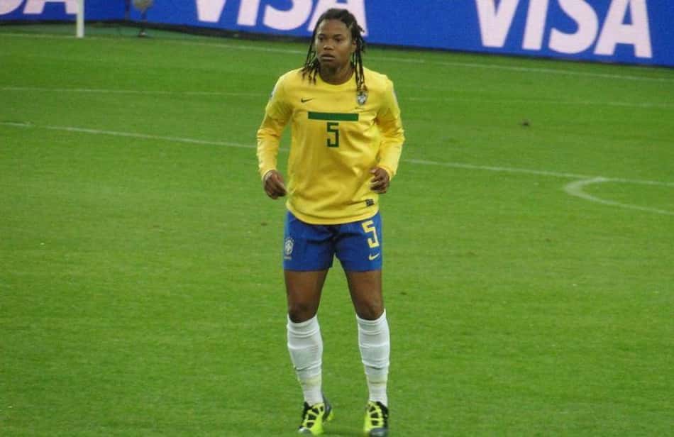 Renata Costa quando atuava como volante da Seleção Brasileira feminina. (Foto: reprodução/internet)