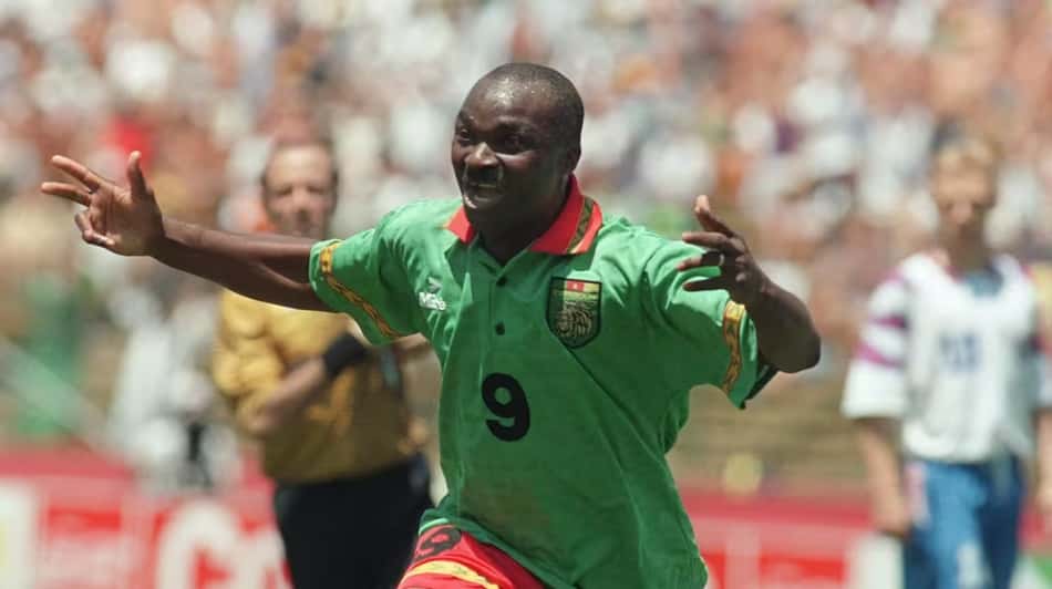 Roger Milla comemora seu gol por Camarões na Copa do Mundo de 1994