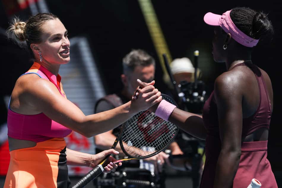 Aryna Sabalenka cumprimenta a jovem Victoria Mboko