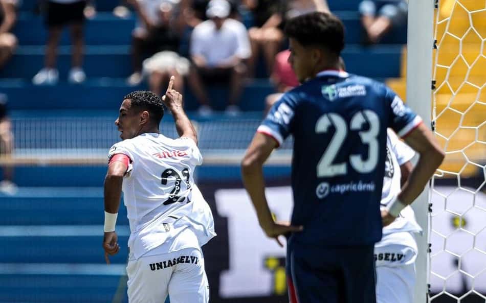 Virada e golaço de falta: Santos vence São-Carlense por 2 a 1 na Copinha