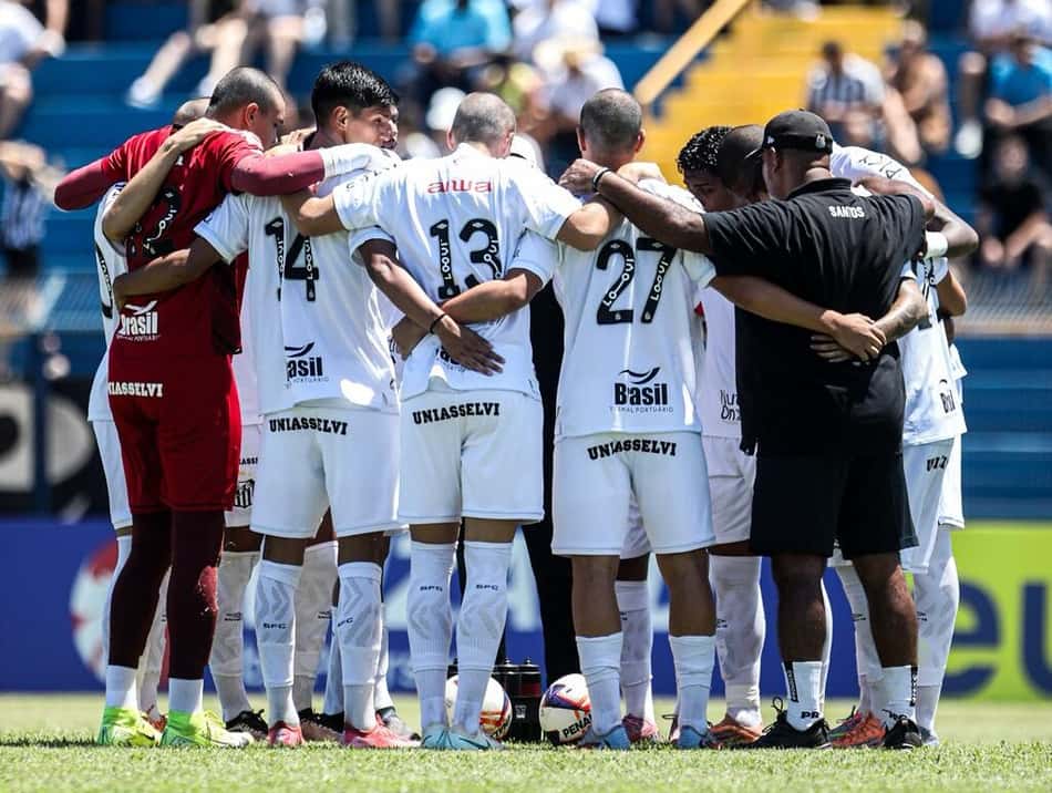 Elenco do Santos antes da partida contra o São-Carlense na Copinha (Foto: Reinaldo Campos/Santos FC)