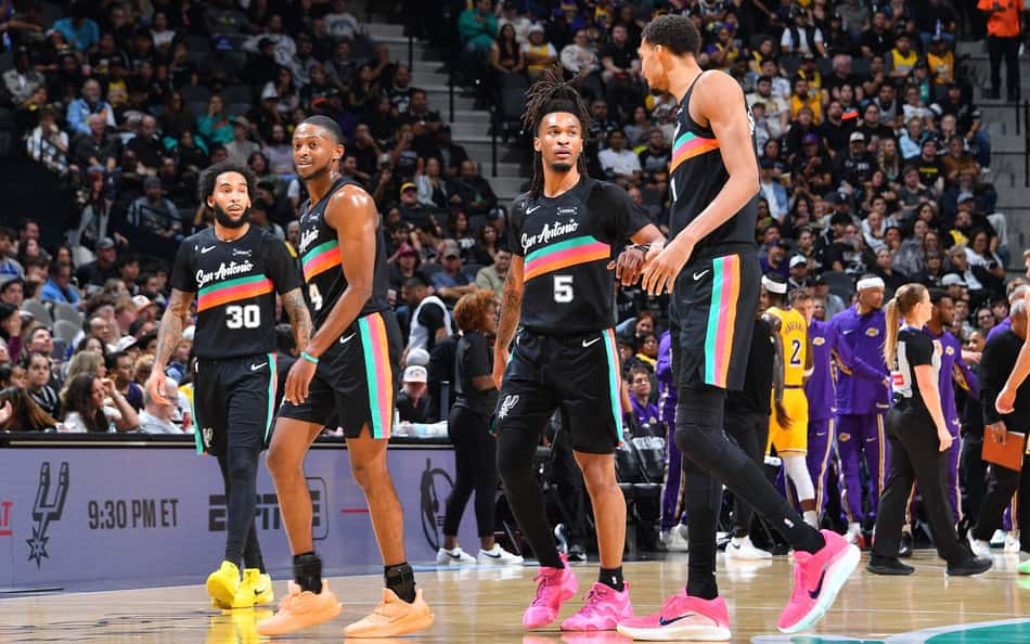 NBA: Spurs vencem Lakers, Curry dá show e Magic decide na prorrogação
