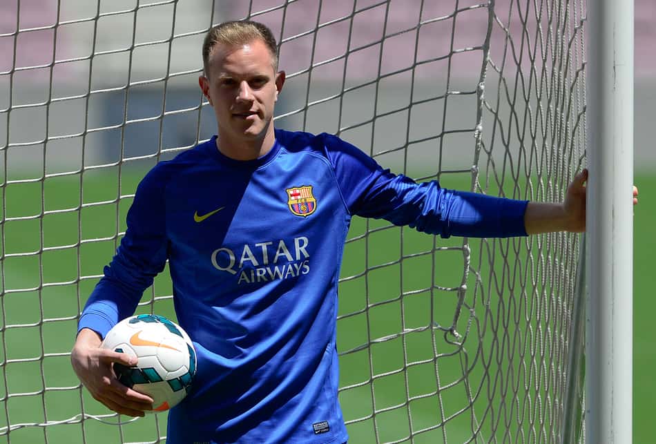 Marc-André ter Stegen posa durante apresentação no Camp Nou, em Barcelona (Foto: Josep Lago/AFP)