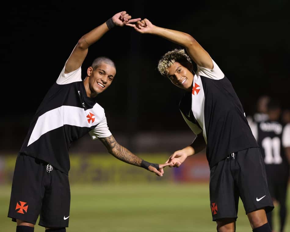 Jogadores do Vasco comemoram gol de Zuccarello (dir.) na estreia na Copinha
