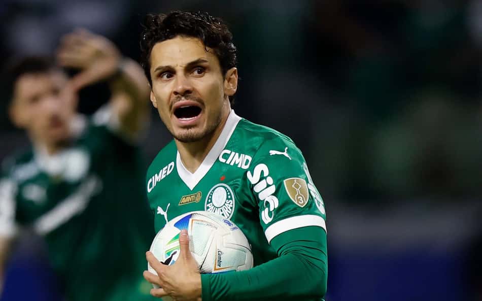 Raphael Veiga comemora seu gol em Palmeiras x LDU pela semifinal da Libertadores