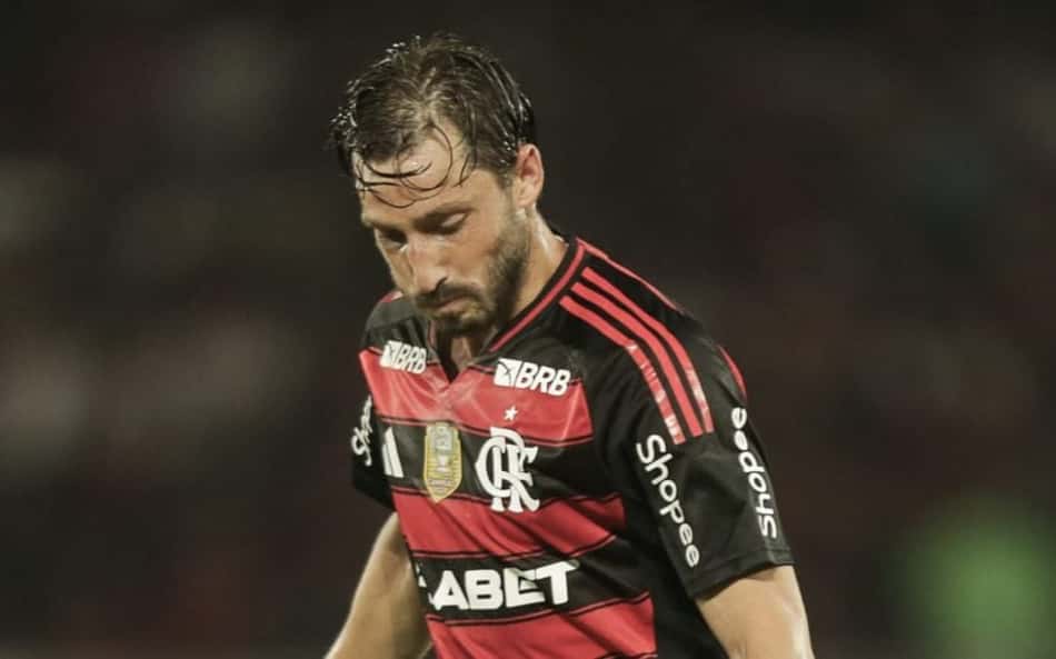 Viña embarca a Buenos Aires e deixa o Flamengo rumo ao River Plate
