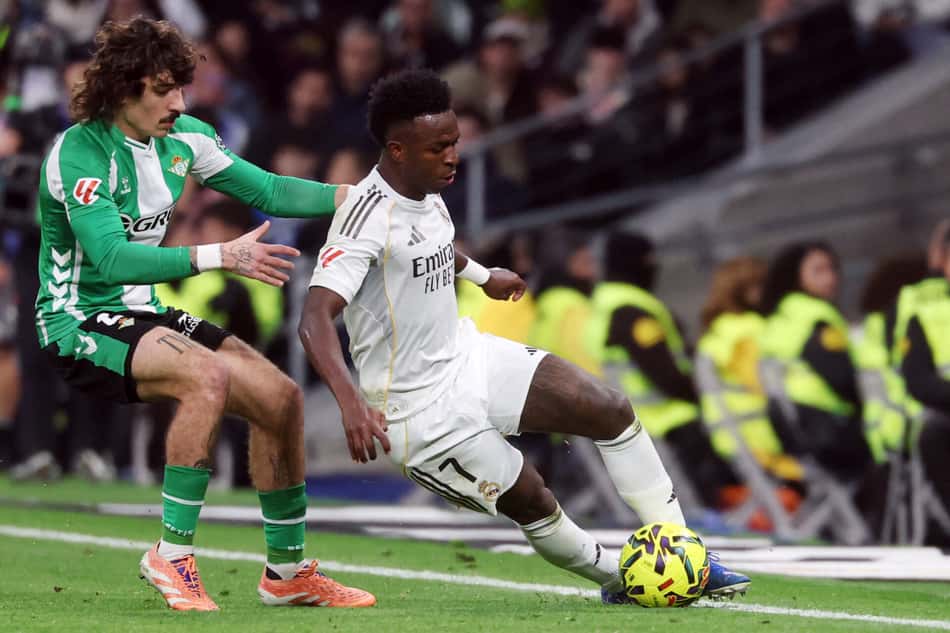 Héctor Bellerín e Vini Jr disputam a bola na aprtida entre Real Madrid e Real Betis (Foto: Pierre-Philippe Marcou/AFP)