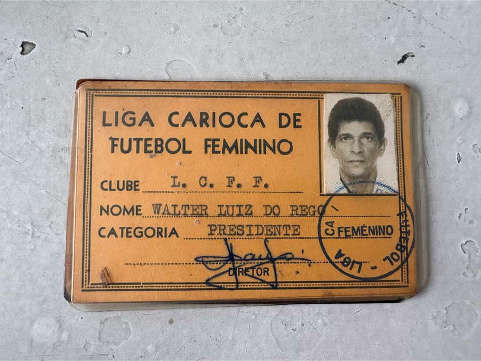 Carteirinha de Walter Luiz do Rego da Liga Carioca de Futebol Feminino. (Foto: Giselly Corrêa (Lance!)/Acervo de Rafael Rec)