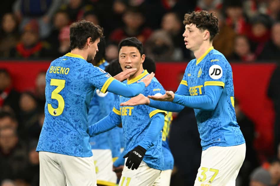 Após a primeira vitória no campeonato, os Wolves visitam o Everton (Foto: Oli SCARFF / AFP)