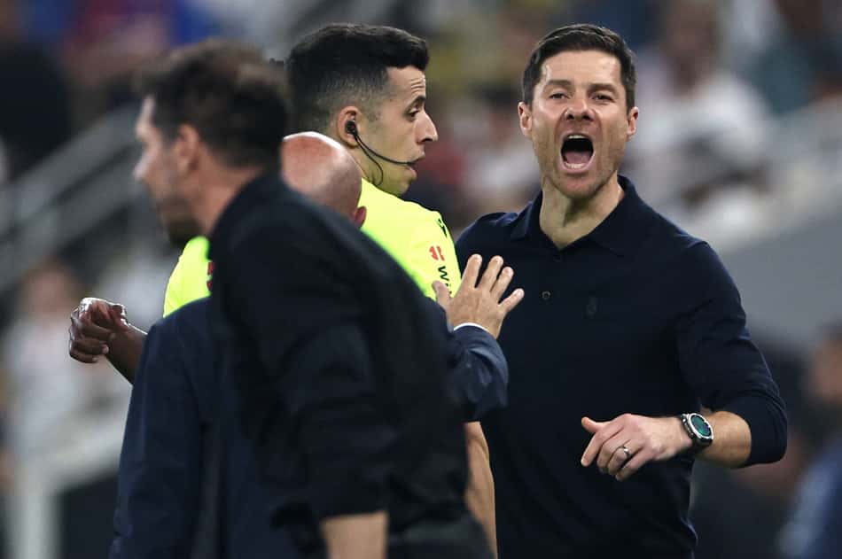 Xabi Alonso discute com Diego Simeone no duelo entre Real Madrid e Atlético de Madrid pela Supercopa da Espanha (Foto: Fadel SENNA / AFP)