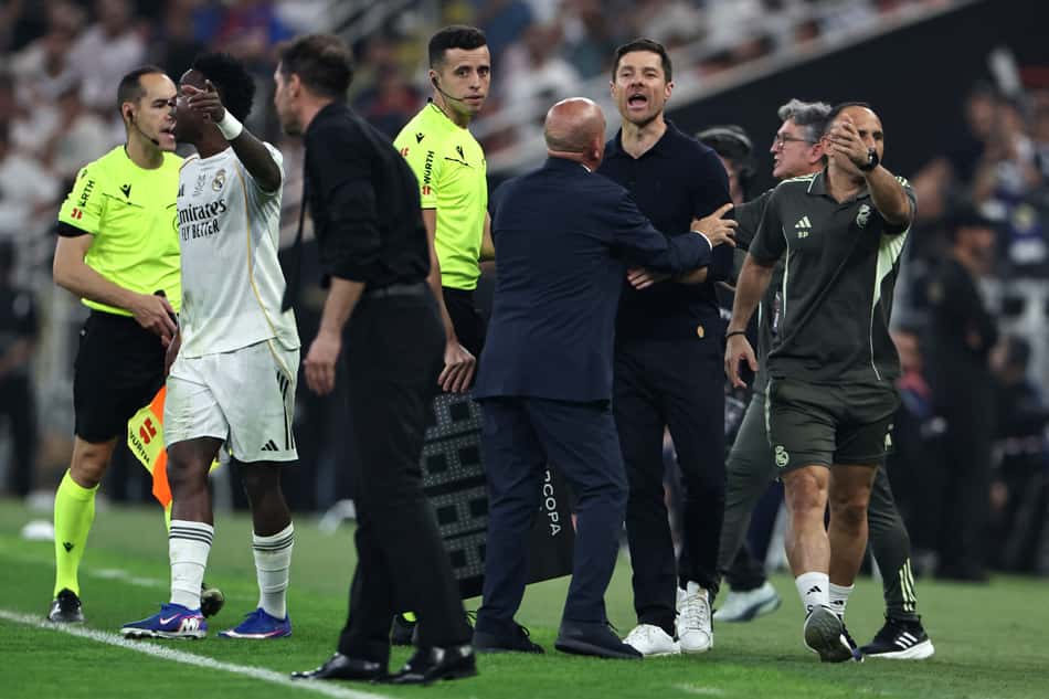 Xabi Alonso discute com Diego Simeone no duelo entre Real Madrid e Atlético de Madrid pela Supercopa da Espanha (Foto: Fadel SENNA / AFP)