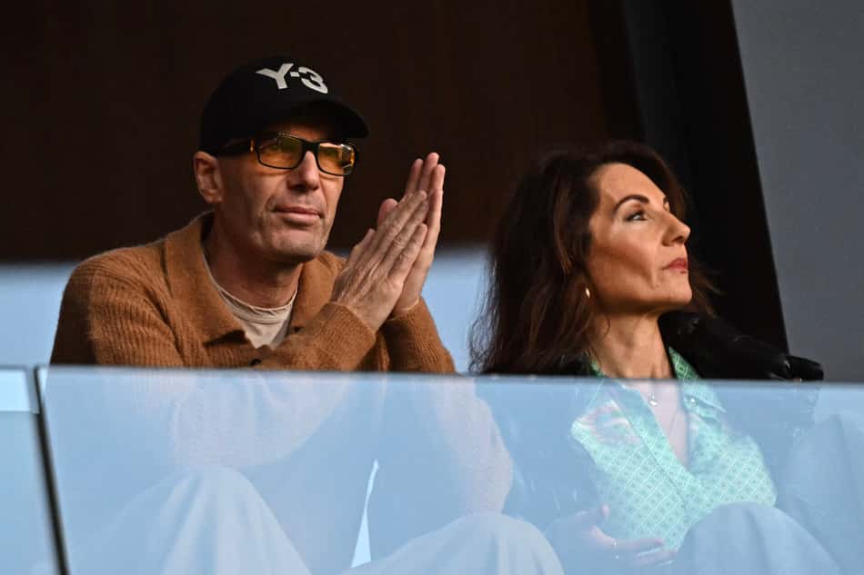 Zinédine Zidane e a esposa Veronique acompanham a partida entre Argélia e Congo, válida pelas oitavas de final da Copa Africana de Nações (Foto: Gabriel Bouys/AFP)