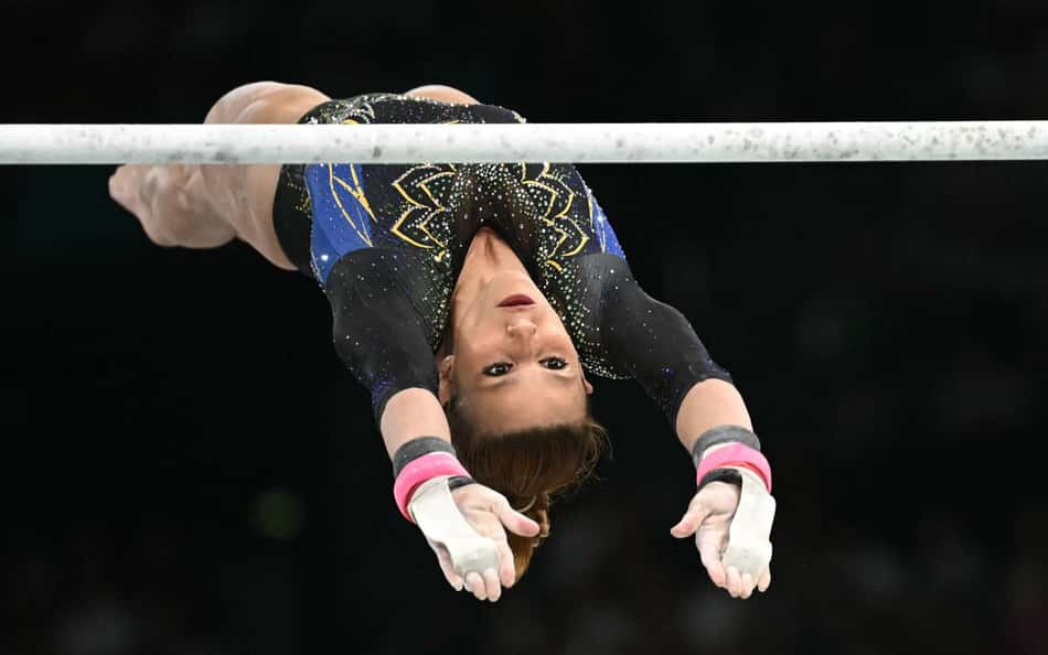 Jade Barbosa compete nas barras assimétricas da ginástica artística feminina nos Jogos Olímpicos de Paris 2024, na Arena Bercy, em Paris. (Foto: Paul ELLIS/AFP)