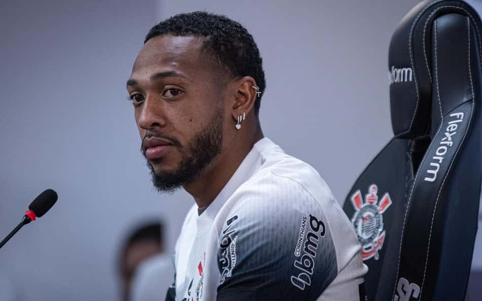 Martínez volta ao Corinthians com problema no joelho e futuro em aberto