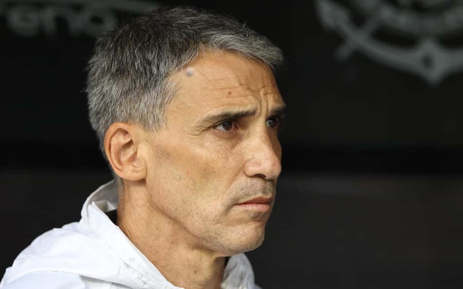 Torcedores mandam recado a Vojvoda após derrota do Santos: 'Errando sempre'