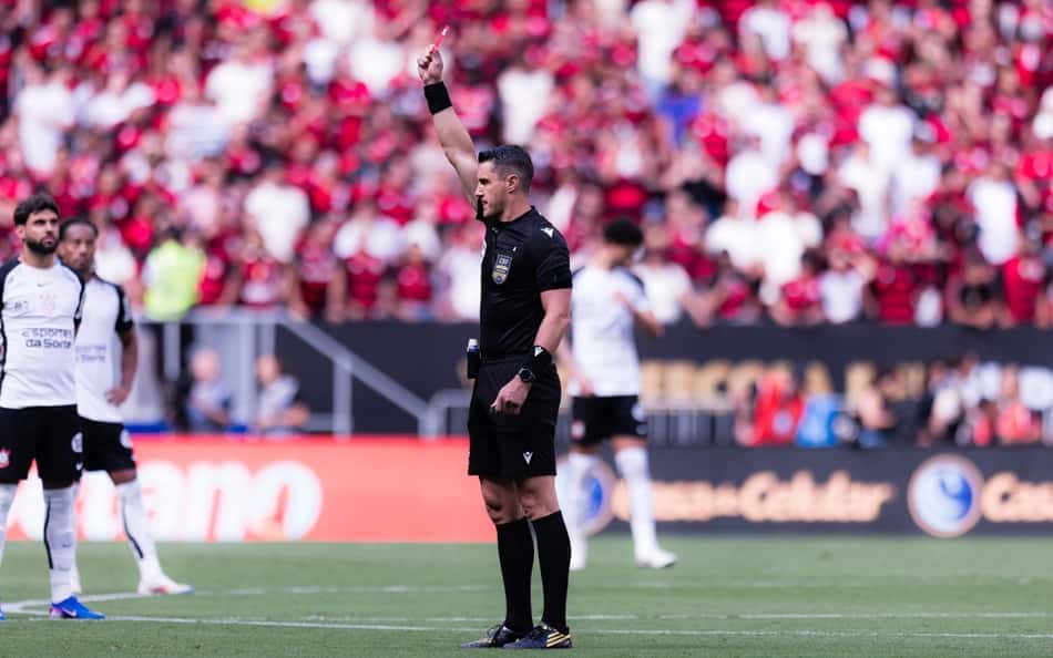 Rafael Klein expulsa Carrascal na final da Supercopa do Brasil. (Foto: Wanderson Oliveira/PxImages/GazetaPress)