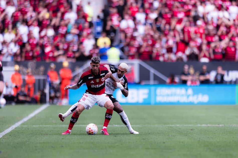 Jorge Carrascal, do Flamengo, e Matheuzinho, do Corinthians, em ação pela Supercopa Rei (Foto: Wanderson Oliveira/PxImages/GazetaPress)