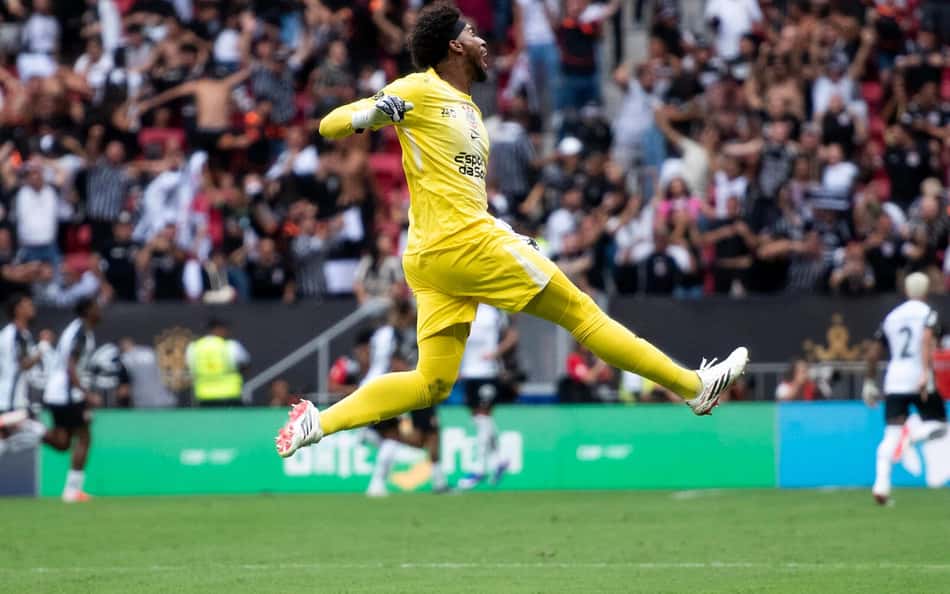 Hugo Souza celebra terceiro título no Corinthians: 'Fica para a história'