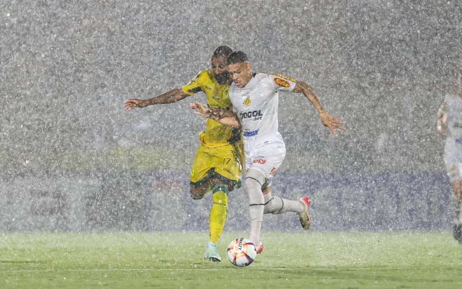Jogo entre líder do Paulistão e Mirassol é interrompido após forte chuva