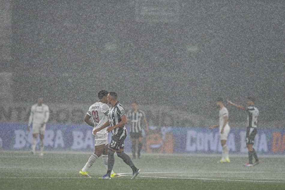 Botafogo e Fluminense tiveram primeiro tempo debaixo de forte chuva (Foto: Thiago Ribeiro/ Agif/Gazeta Press)
