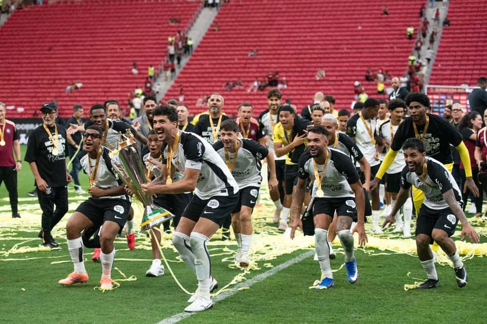 Elenco do Corinthians levanta a taça da Super Copa Rei (Foto: DELMIRO DOS SANTOS JUNIOR/Mochila Press/Gazeta Press)   