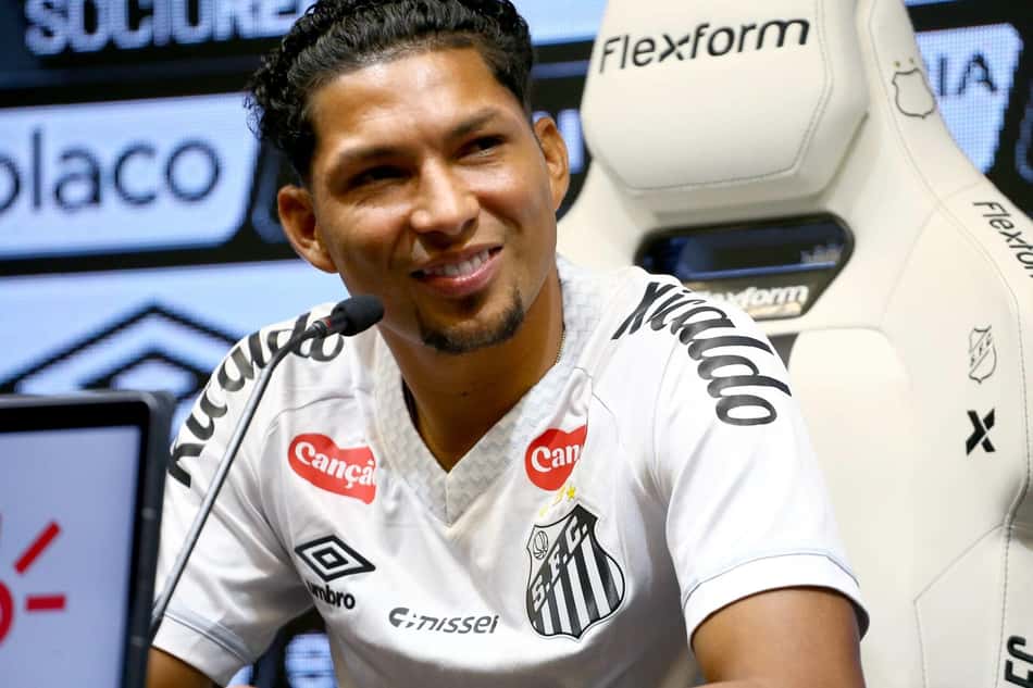 Rony assinou contrato de três anos com o Santos. (Foto: Mauricio De Souza/ Agif/Gazeta Press)