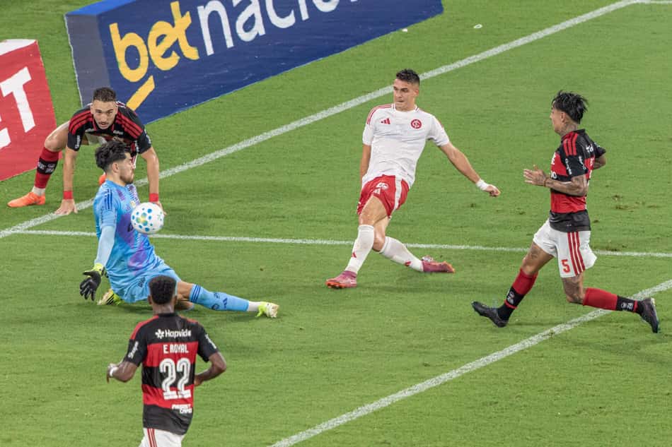 Lance de gol de Rafael Borré, atacante do Internacional