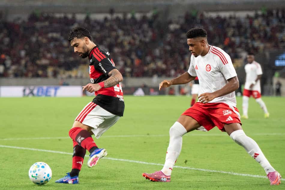 Victor Gabriel, zagueiro do Internacional, marca Lucas Paquetá, do Flamengo