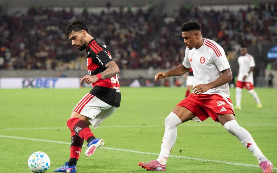 Victor Gabriel, zagueiro do Internacional, marca Lucas Paquetá, do Flamengo