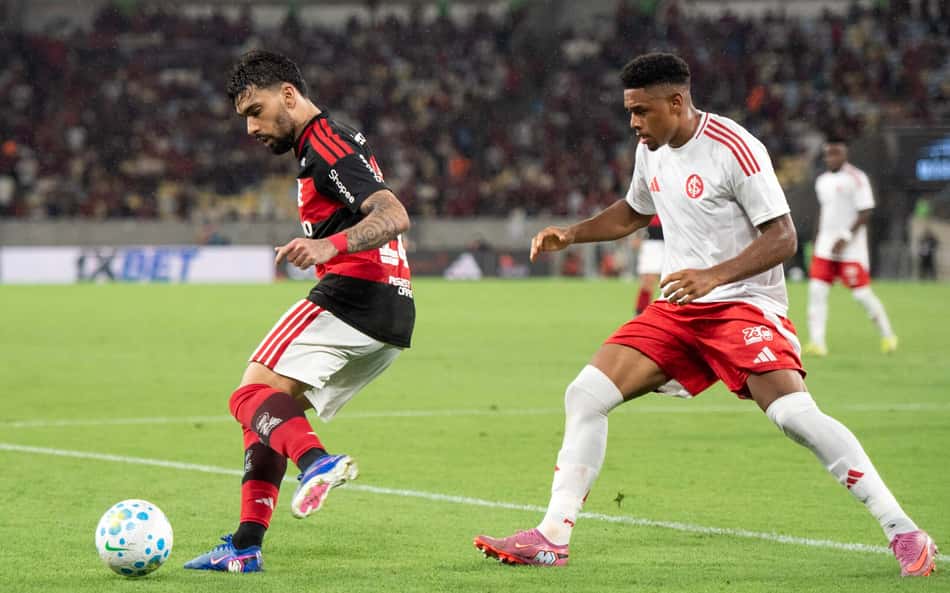 Victor Gabriel, zagueiro do Internacional, marca Lucas Paquetá, do Flamengo