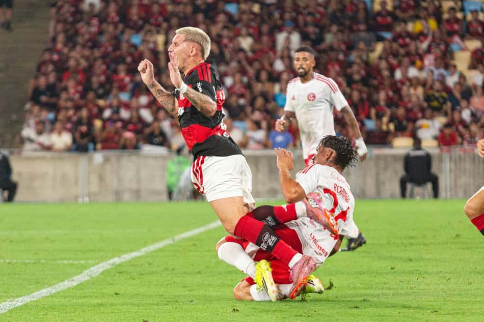 Pênalti de Bernabei, do Internacional, em Varela, do Flamengo