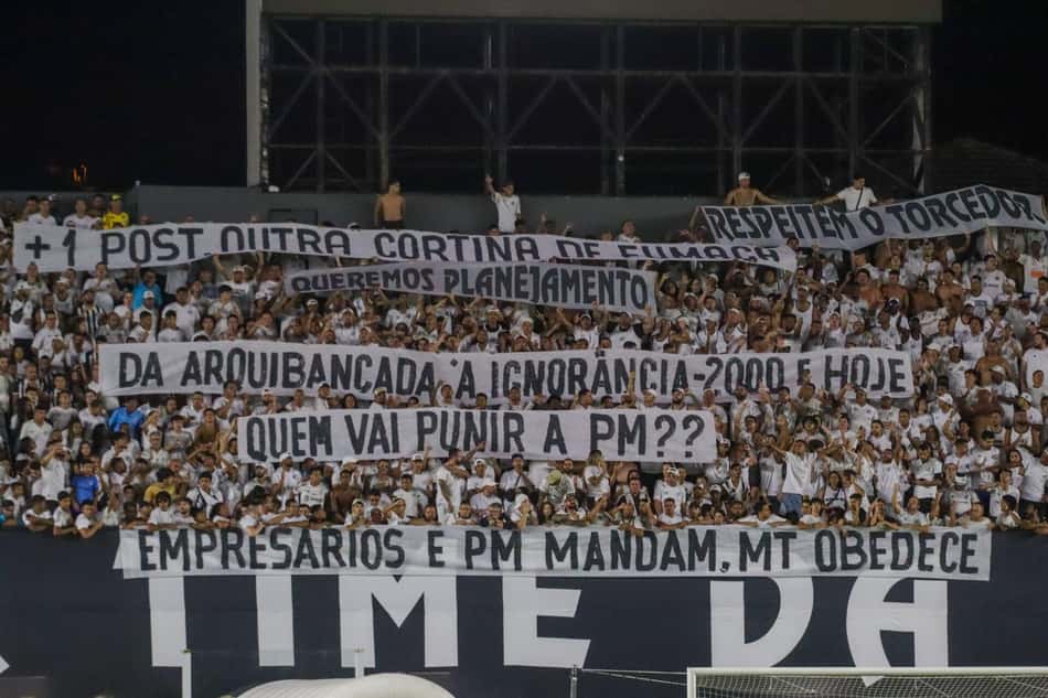 Principal torcida organizada do Santos protesta na Vila Belmiro. (Foto: Theo Daolio/Ekobanpress)