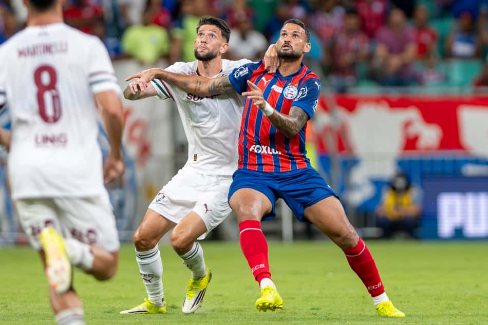 Willian José e Jammes disputam bola pelo alto em Bahia x Fluminense (Foto: Fillipe Alves/Agência F8/Gazeta Press)