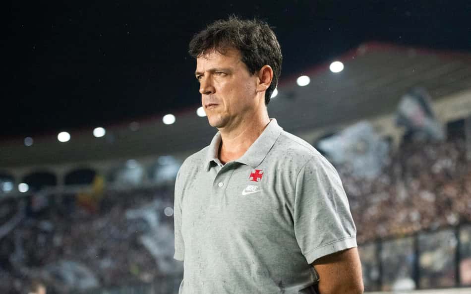 Vasco encaminha saída de Victor Luís para clube da Série A