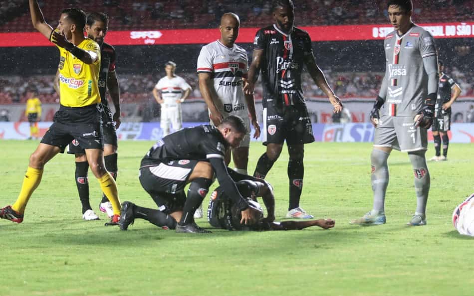 Jogador do Primavera deixa Morumbis de ambulância durante jogo contra o São Paulo