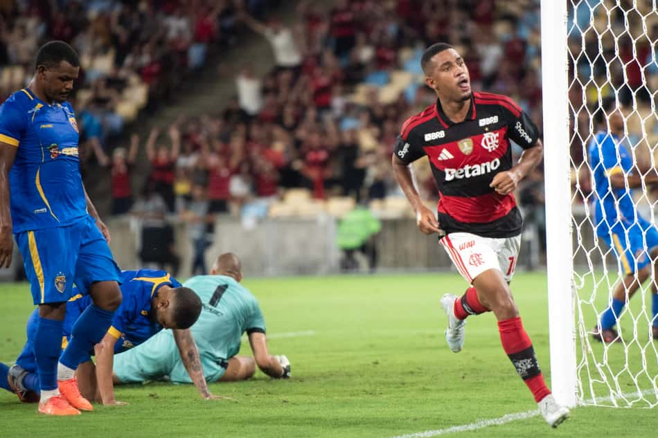 Samuel Lino comemora gol em Flamengo x Sampaio Corrêa (Foto: DELMIRO DOS SANTOS JUNIOR/MOCHILA PRESS/Gazetapress)