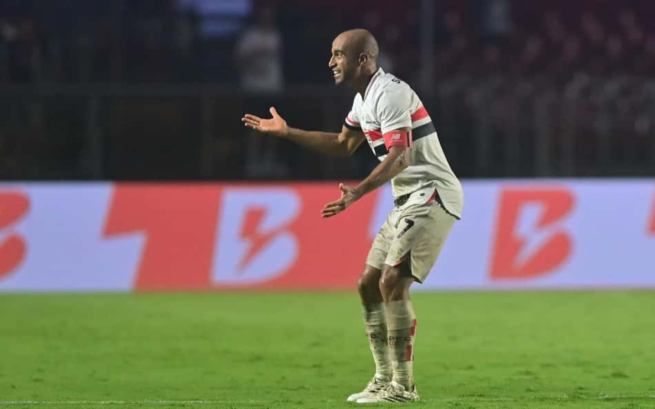 Lucas joga? Dirigente do São Paulo responde sobre atacante atuar no sintético do Palmeiras