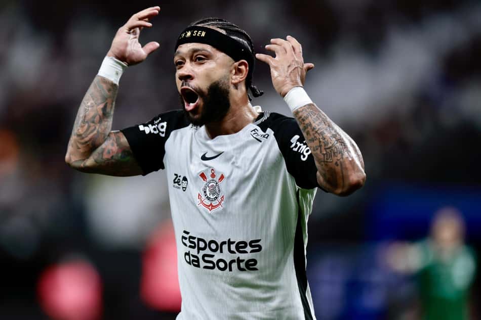 Memphis Depay perdeu pênalti no clássico (Foto: Marcello Zambrana/ Agif/Gazeta Press)