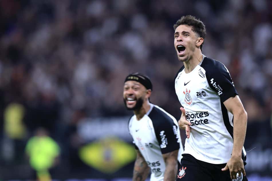 Gabriel Paulista abriu o placar para o Corinthians contra o Bragantino (Foto: Marcello Zambrana/ Agif/Gazeta Press)