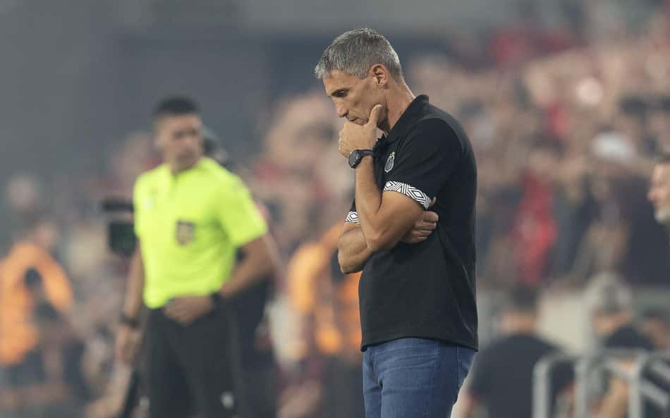 Vojvoda durante partida do Santos diante do Athletico. (Foto: Hedeson Alves/ Agif/Gazeta Press)